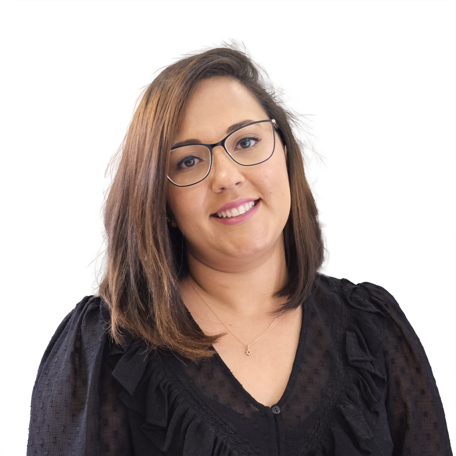 Pri Scarabelli, Frontend Developer at Pivale Drupal agency - A woman with dark hair and glasses.