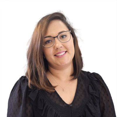 Pri Scarabelli, Frontend Developer at Pivale Drupal agency - A woman with dark hair and glasses.